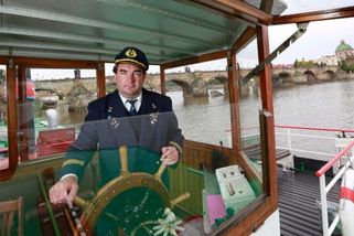 Jednou jsem cestujícího musel zmlátit, přiznává kapitán historického parníku Vltava